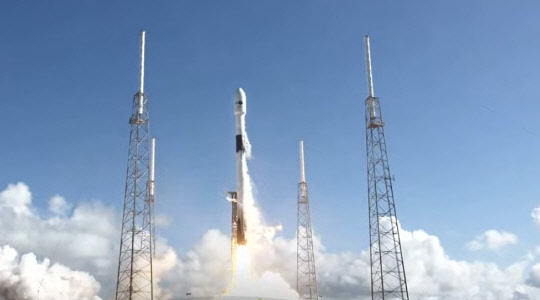 한국군 첫 전용 통신위성 '아나시스(Anasis) 2호'를 실은 팰컨9 로켓이 21일 오전 미국 플로리다주 케이프커내버럴 공군기지에서 발사되고 있다.  [스페이스X 유튜브 캡처]